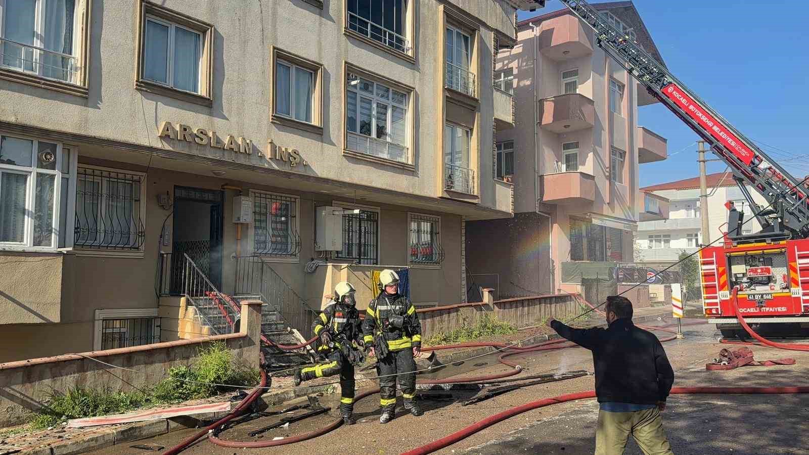 kocaelide tadilatta olan binanin catisi alevlere teslim oldu 3