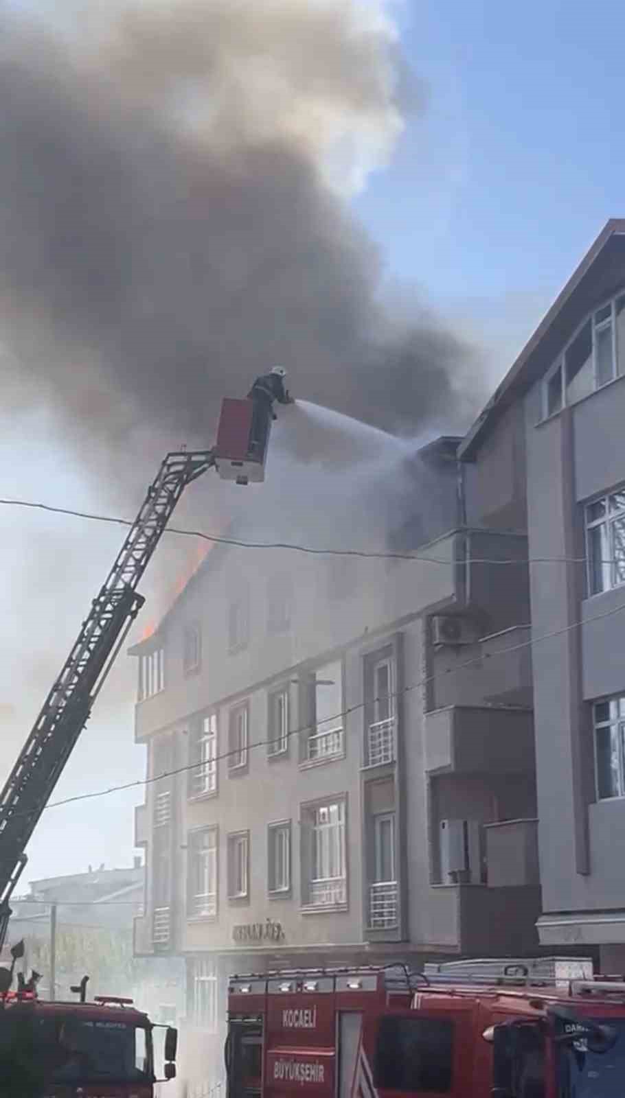 kocaelide tadilatta olan binanin catisi alevlere teslim oldu 4 OqsLJDvJ