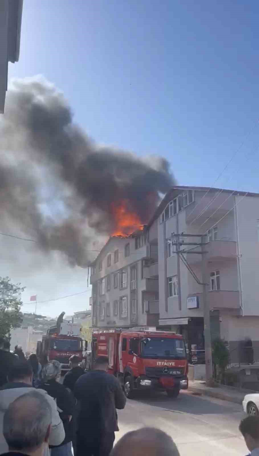 kocaelide tadilatta olan binanin catisi alevlere teslim oldu 6 7zk7rls8