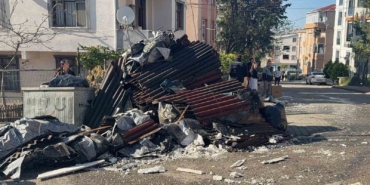 kocaelide-tadilatta-olan-binanin-catisi-alevlere-teslim-oldu-YCdUFacs.jpg