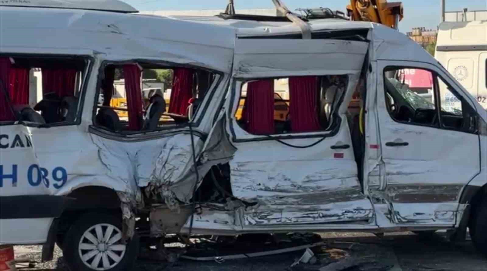 kocaelide tir ile carpisan servis aracindaki 8 yaralidan 1i hayatini kaybetti 0 C3N9RLs1