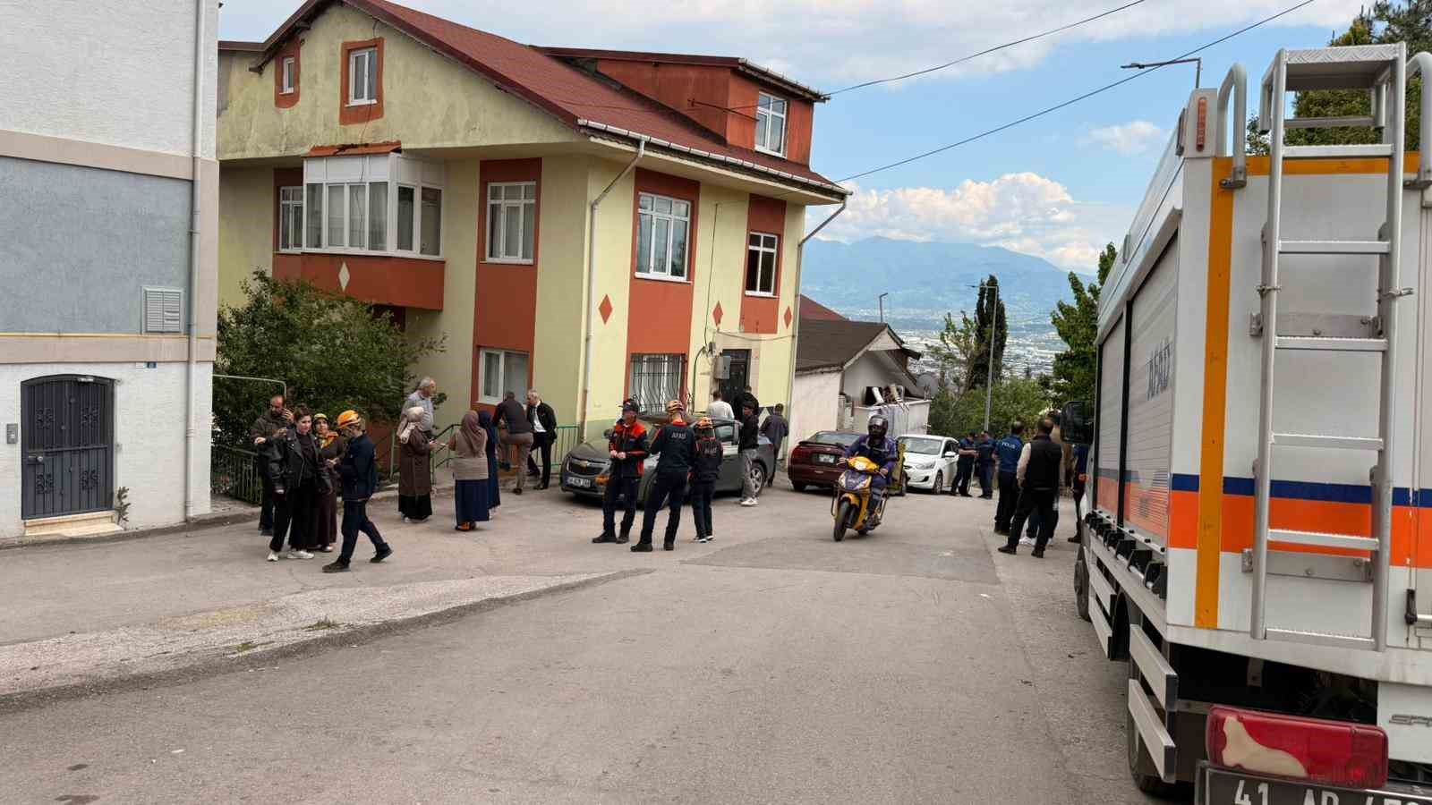 kocaelide toprak kaymasi nedeniyle 5 bina tahliye edildi 7
