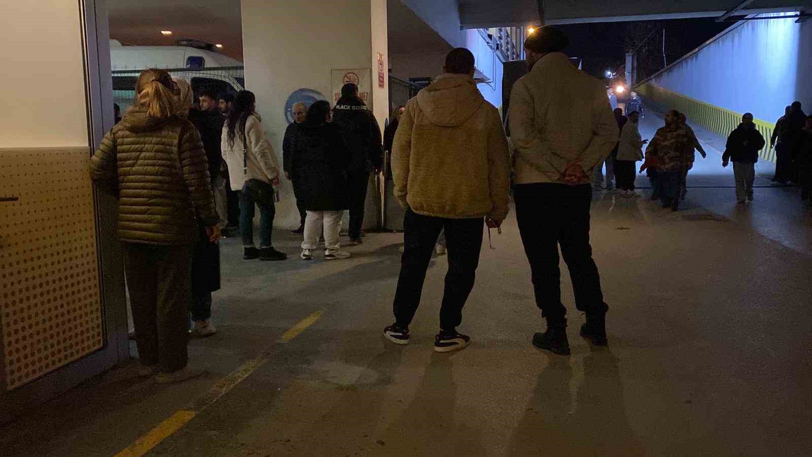 kocaelide tribunden dusen genc taraftar hayatini kaybetti 4 blJSfMqk