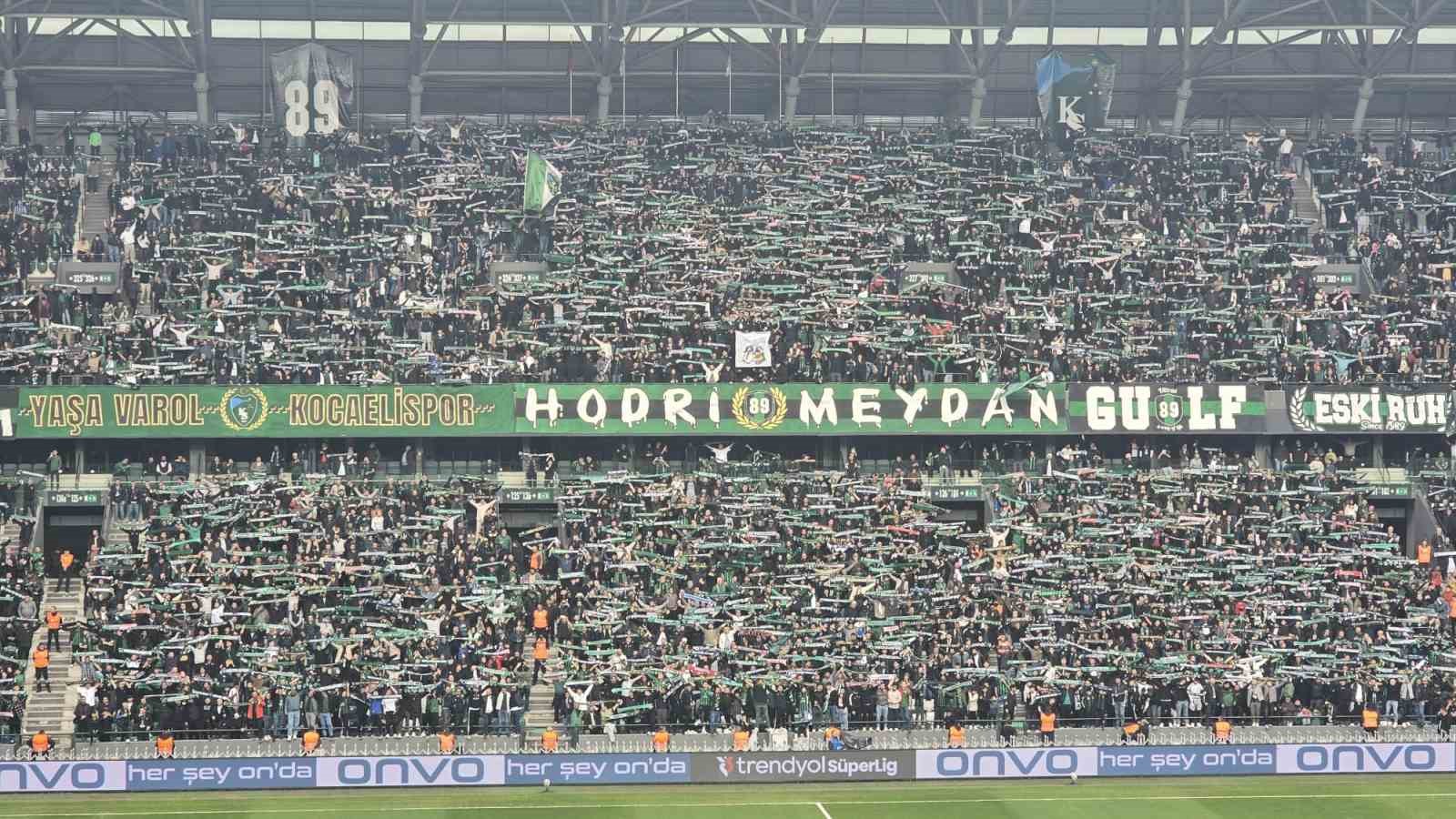Kocaeli’de tribünler sustu, çocuklar için yas tutuldu 6 kocaelide tribunler sustu cocuklar icin yas tutuldu 2 cKhTIJNt