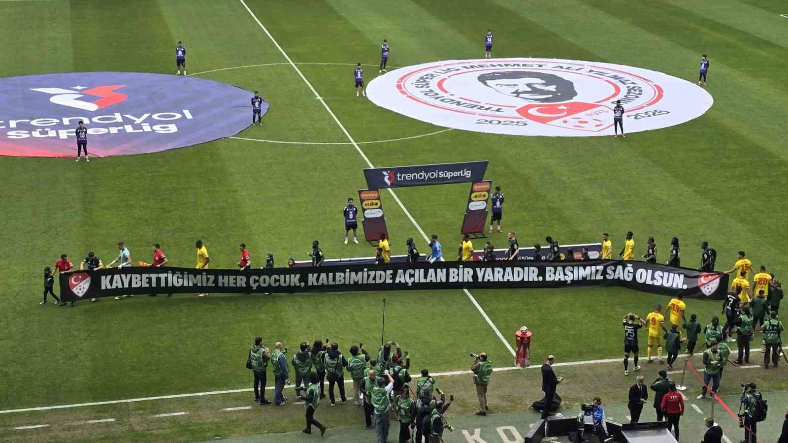 Kocaeli’de tribünler sustu, çocuklar için yas tutuldu 8 kocaelide tribunler sustu cocuklar icin yas tutuldu 4 4pOJVtp1