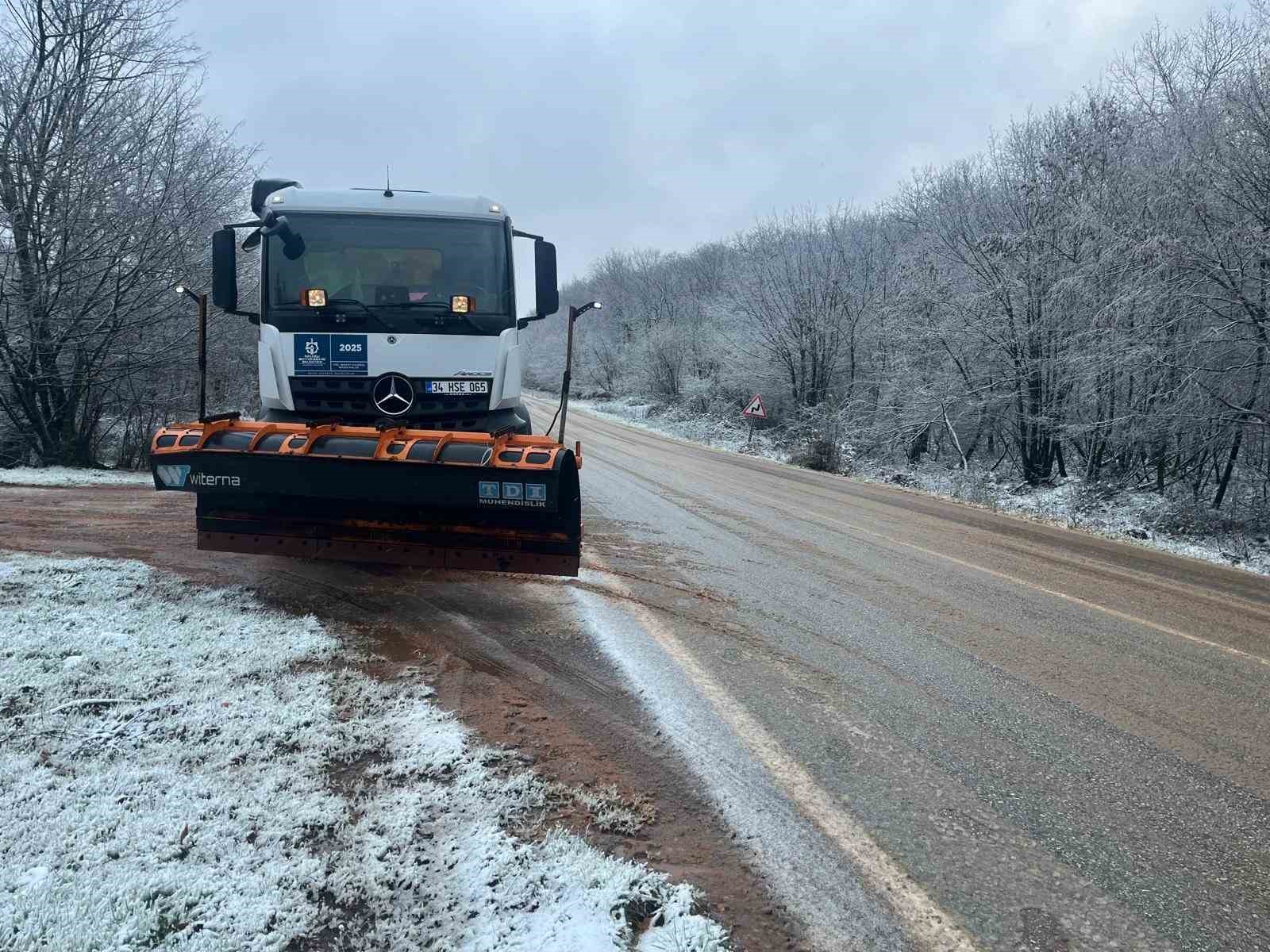 kocaelide yogun kar yagisi ekipler yollari acik tutmak icin calisiyor 0 swkT1Kq4
