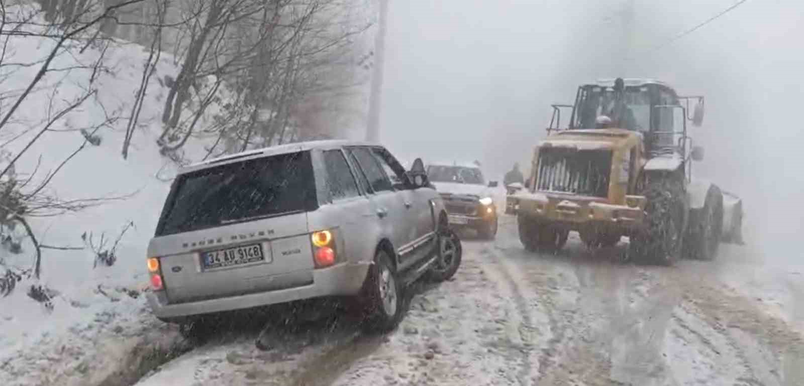 kocaelide yogun kar yagisi ekipler yollari acik tutmak icin calisiyor 1 MabpS4mC
