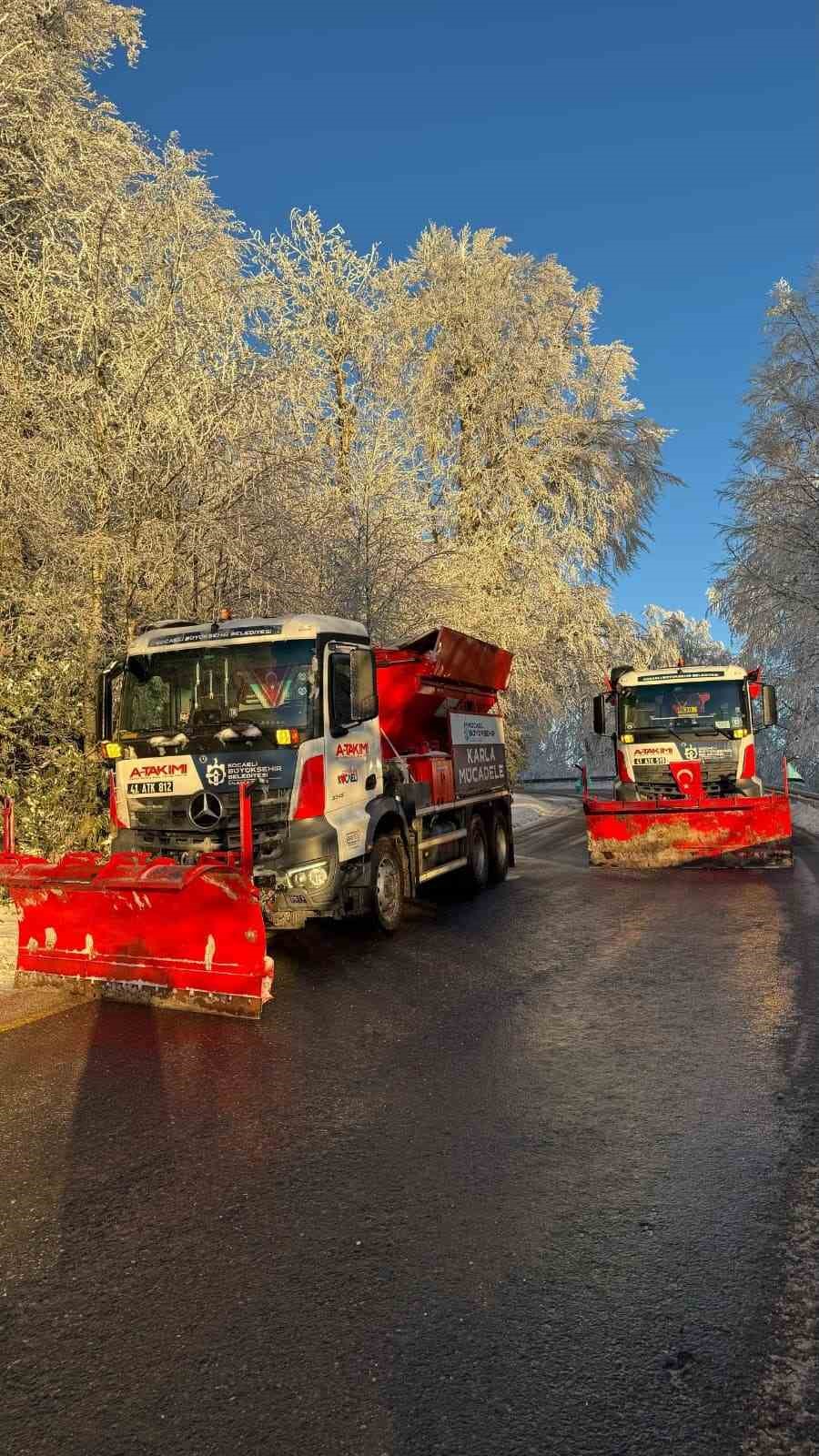 kocaelide yogun kar yagisi ekipler yollari acik tutmak icin calisiyor 3