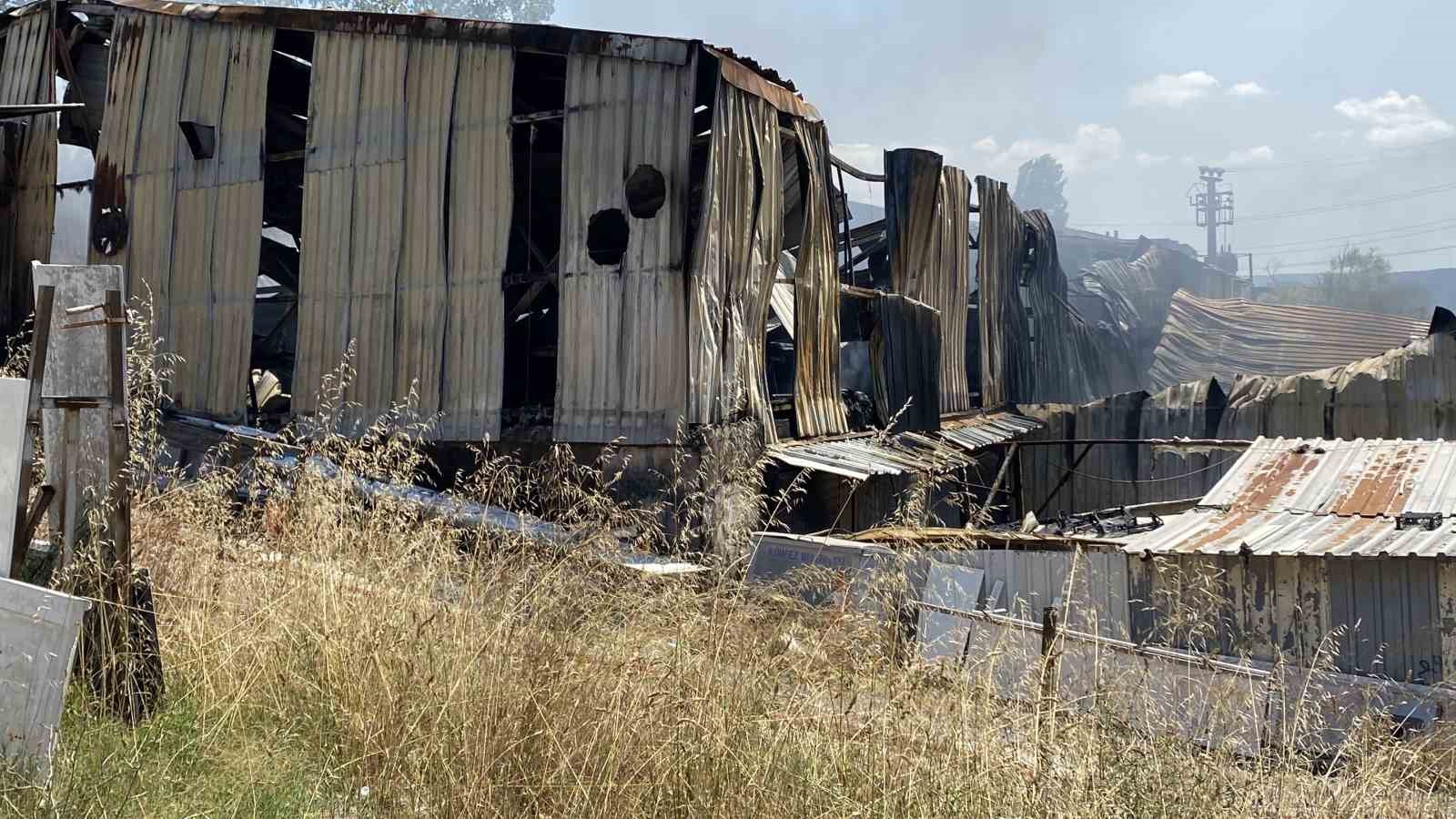kocaelideki boya fabrikasi yangininda aci haber 1 isci hayatini kaybetti 1 p4qLN45V