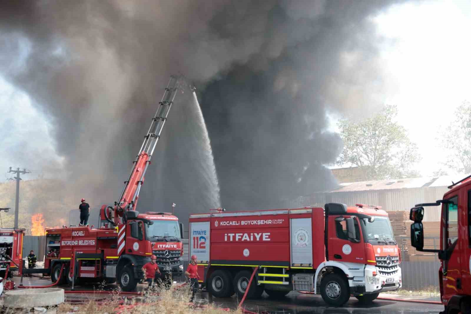 kocaelideki boya fabrikasi yangininda aci haber 1 isci hayatini kaybetti 2 ZWb9OvUq