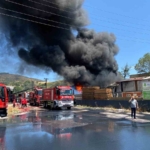 kocaelideki-boya-fabrikasi-yangininda-aci-haber-1-isci-hayatini-kaybetti-sPiT2O1T.jpg