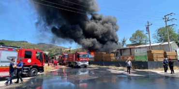 kocaelideki-boya-fabrikasi-yangininda-aci-haber-1-isci-hayatini-kaybetti-sPiT2O1T.jpg