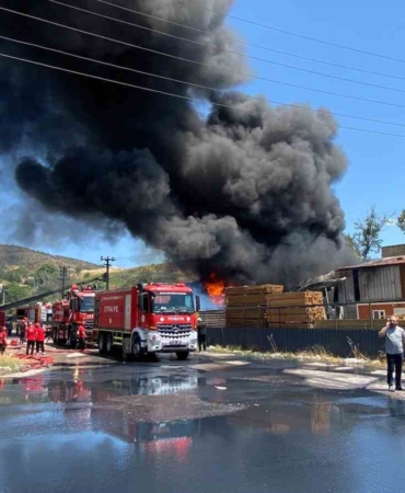 kocaelideki-boya-fabrikasi-yangininda-aci-haber-1-isci-hayatini-kaybetti-sPiT2O1T.jpg