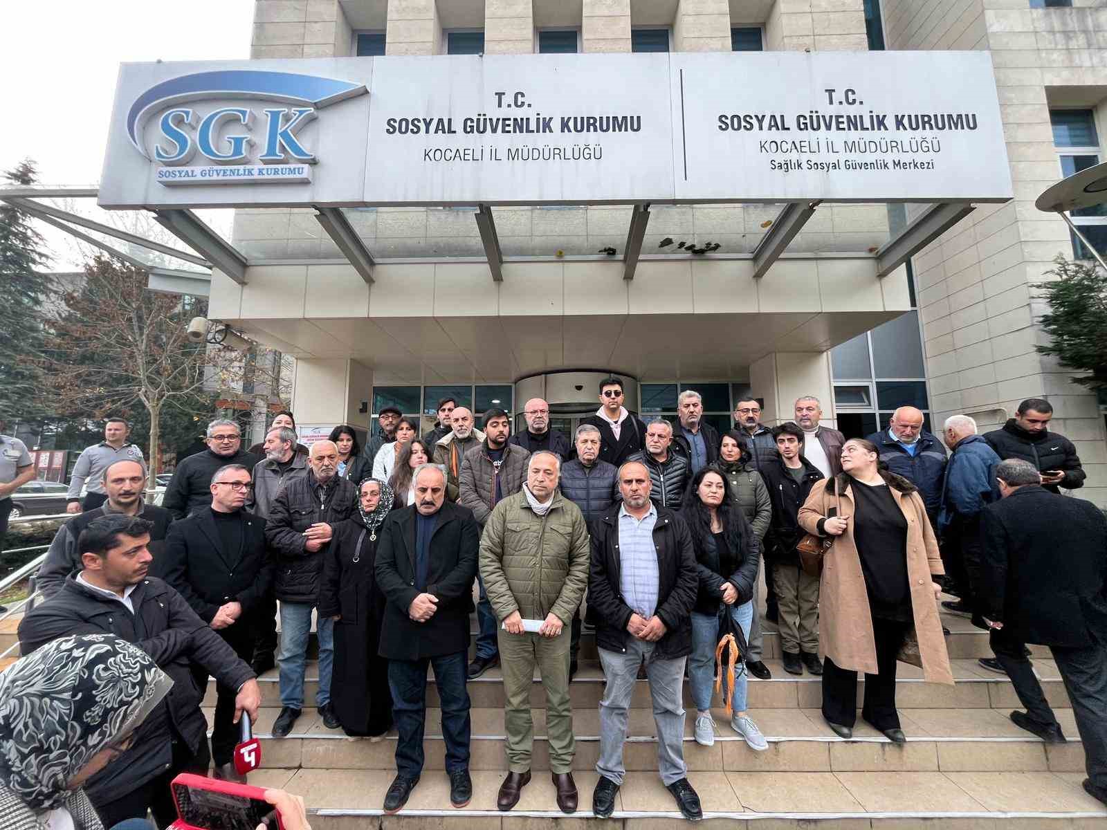 Kocaeli’deki fabrika yangınında ölenlerin yakınlarından SGK önünde açıklama 6 kocaelideki fabrika yangininda olenlerin yakinlarindan sgk onunde aciklama 2 aU6cstRu