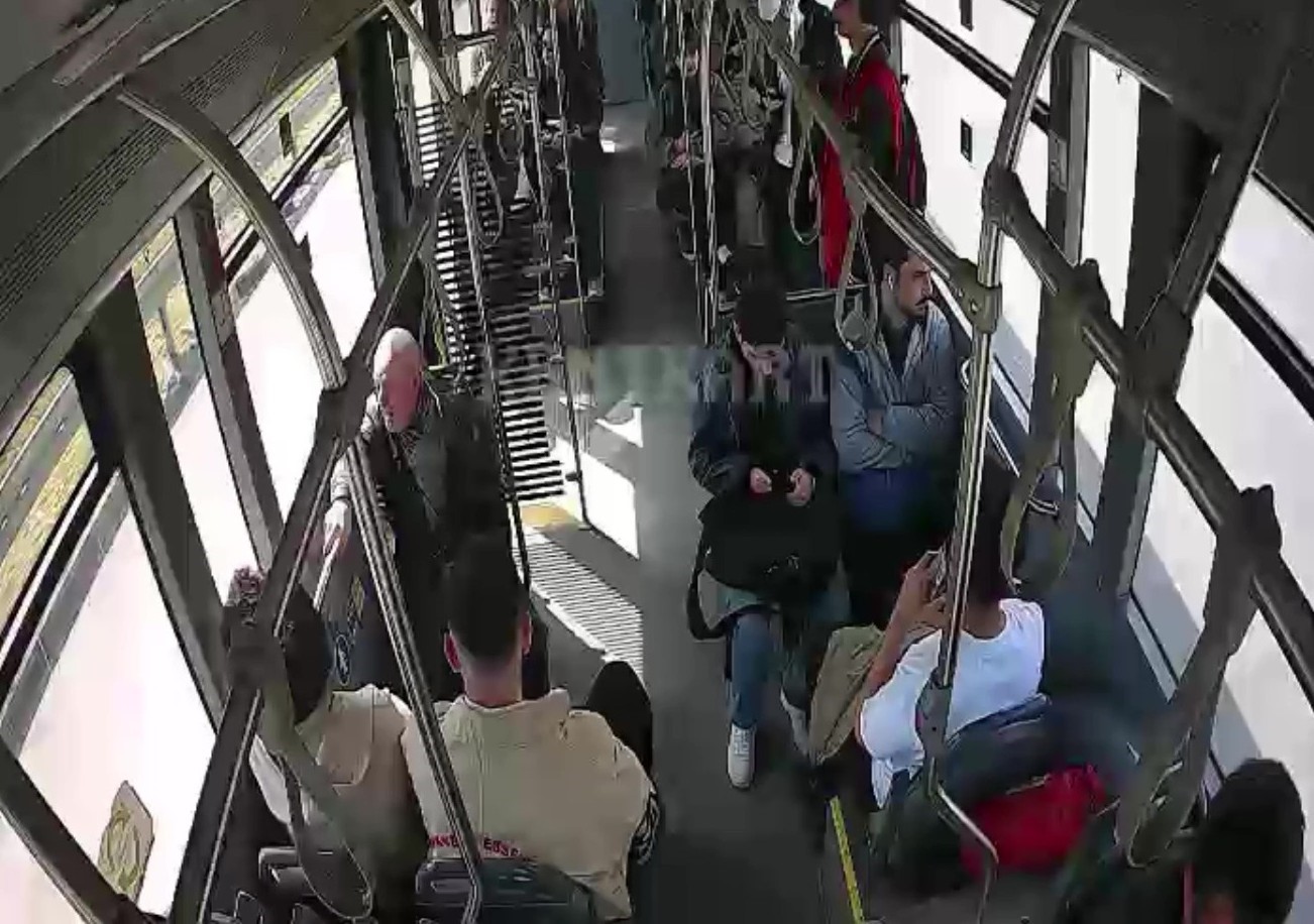 Kocaeli’nde otobüs şoförünün örnek davranışı kamerada 7 kocaelinde otobus soforunun ornek davranisi kamerada 3
