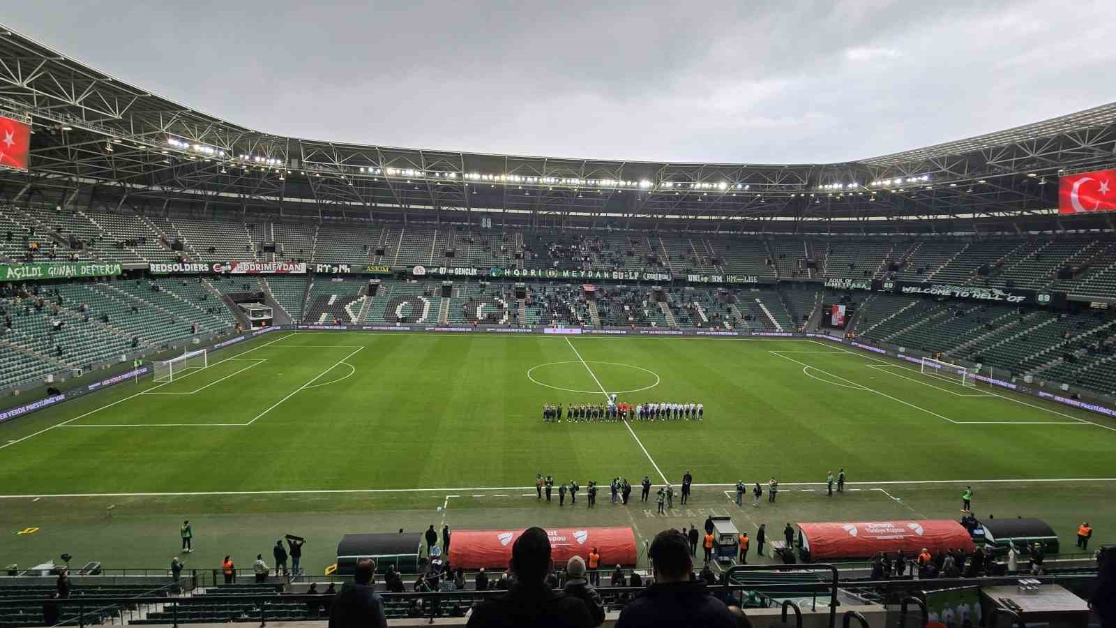 kocaelispor erzurumspor macinda takimlar sahaya filistin pankartiyla cikti 1 UlY9LMPU