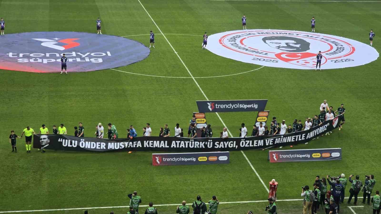 Kocaelispor - Galatasaraylı futbolcular sahaya 10 Kasım pankartıyla çıktı 4 kocaelispor galatasarayli futbolcular sahaya 10 kasim pankartiyla cikti 0 WE6hEuS6