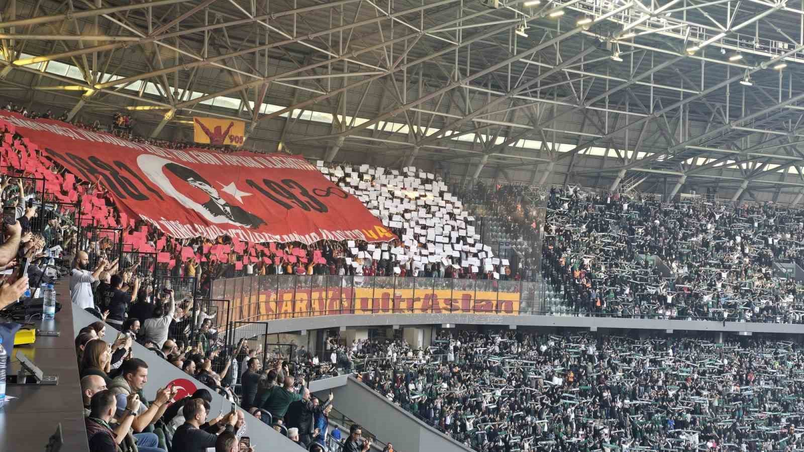 Kocaelispor - Galatasaraylı futbolcular sahaya 10 Kasım pankartıyla çıktı 5 kocaelispor galatasarayli futbolcular sahaya 10 kasim pankartiyla cikti 1
