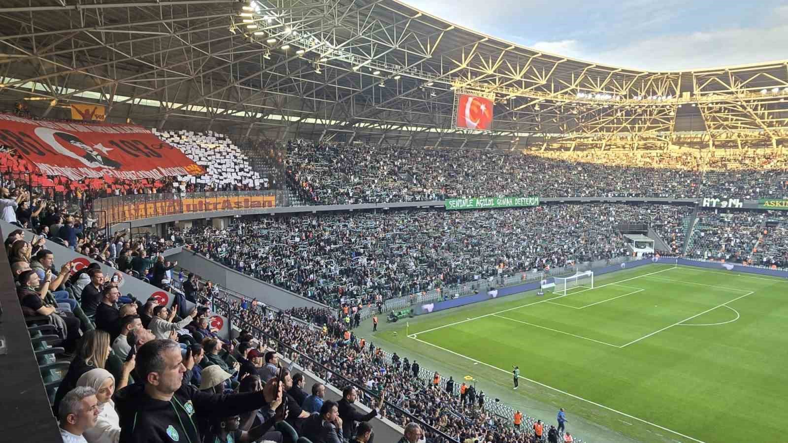 Kocaelispor - Galatasaraylı futbolcular sahaya 10 Kasım pankartıyla çıktı 6 kocaelispor galatasarayli futbolcular sahaya 10 kasim pankartiyla cikti 2 PQJCyDe3