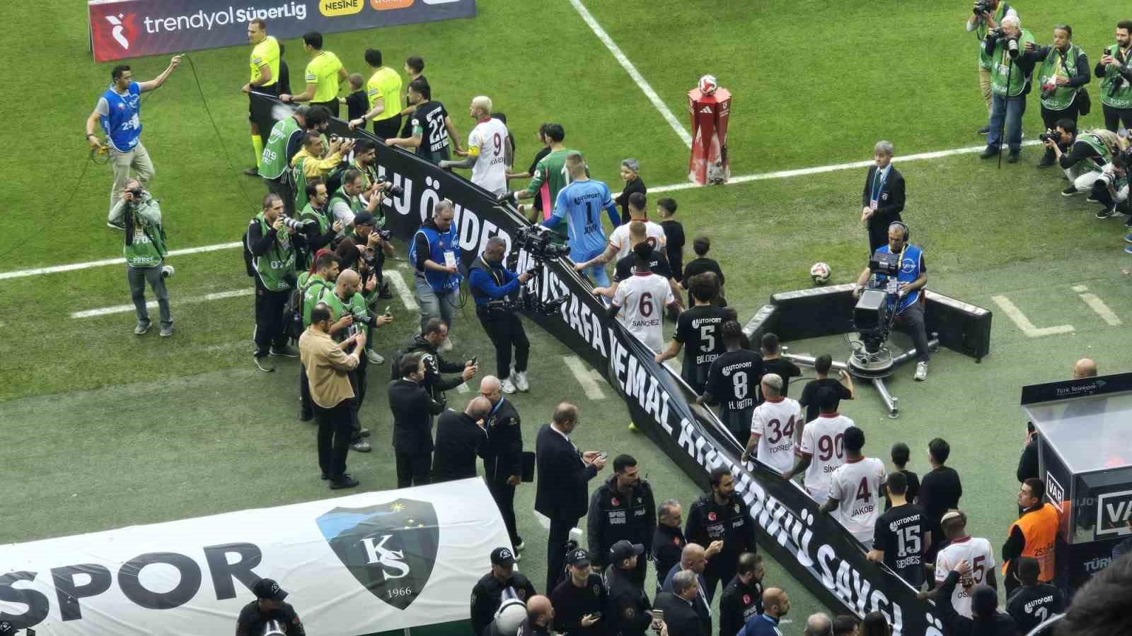 Kocaelispor - Galatasaraylı futbolcular sahaya 10 Kasım pankartıyla çıktı 7 kocaelispor galatasarayli futbolcular sahaya 10 kasim pankartiyla cikti 3 38la6PaS