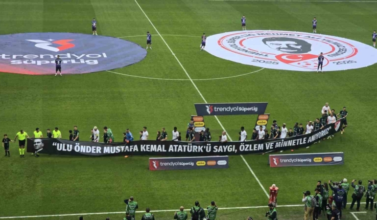 kocaelispor-galatasarayli-futbolcular-sahaya-10-kasim-pankartiyla-cikti-JLaIiVwE.jpg