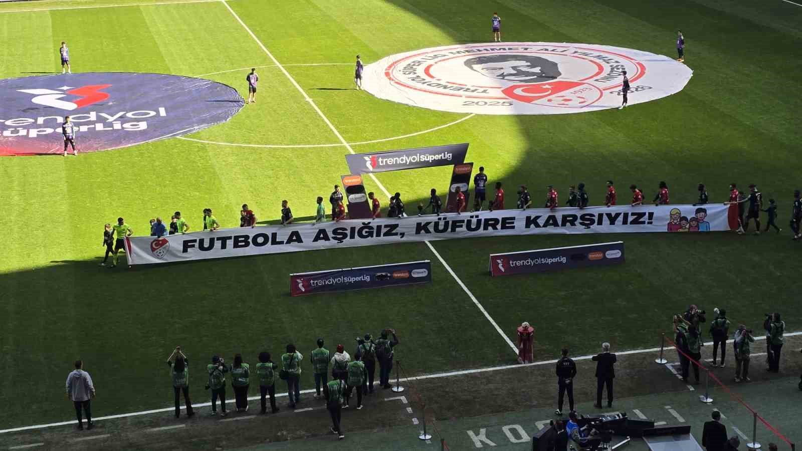 kocaelispor gaziantep fk macinda anlamli pankartlar 0