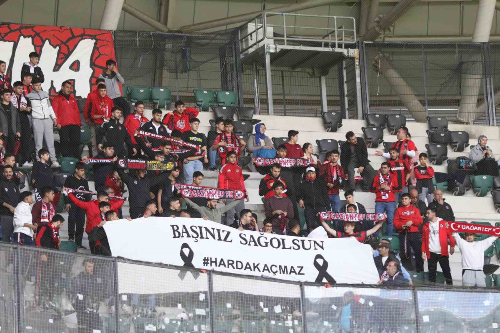 kocaelispor gaziantep fk macinda anlamli pankartlar 2 nnqdjDa6