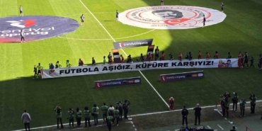 kocaelispor-gaziantep-fk-macinda-anlamli-pankartlar-VUtA5hqA.jpg