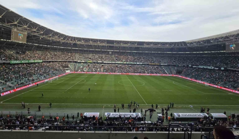kocaelispor-ile-galatasaray-tribun-liderleri-mac-oncesi-bulustu-KsguTd3X.jpg