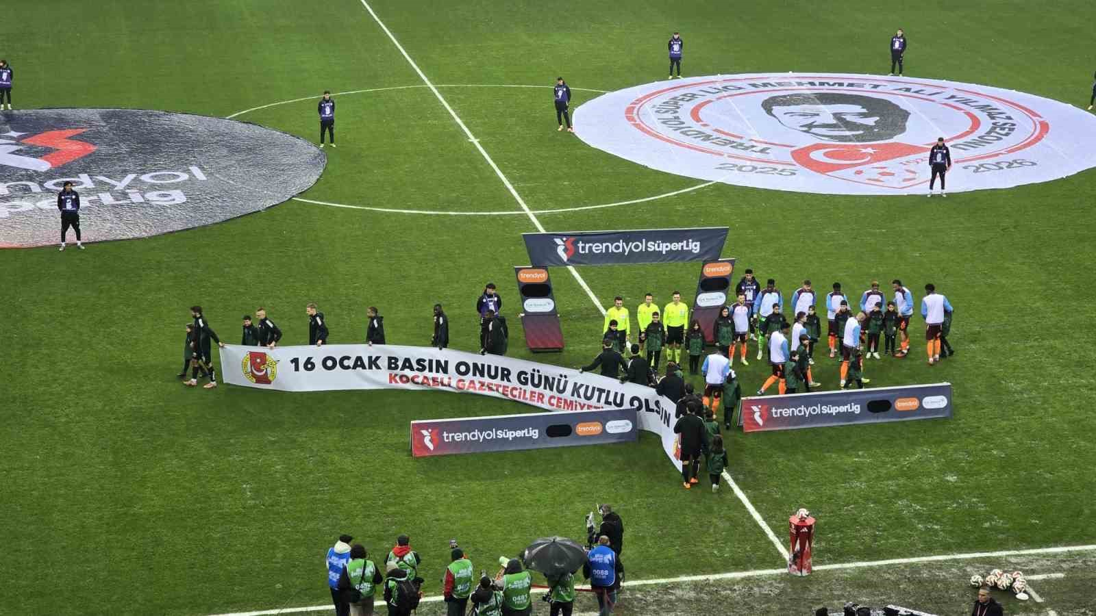 kocaelispor trabzonspor macina 16 ocak pankartiyla cikti 0 Qm9Kcbrj