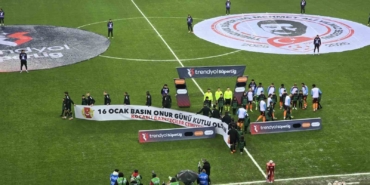 kocaelispor-trabzonspor-macina-16-ocak-pankartiyla-cikti-YRLq51Qh.jpg