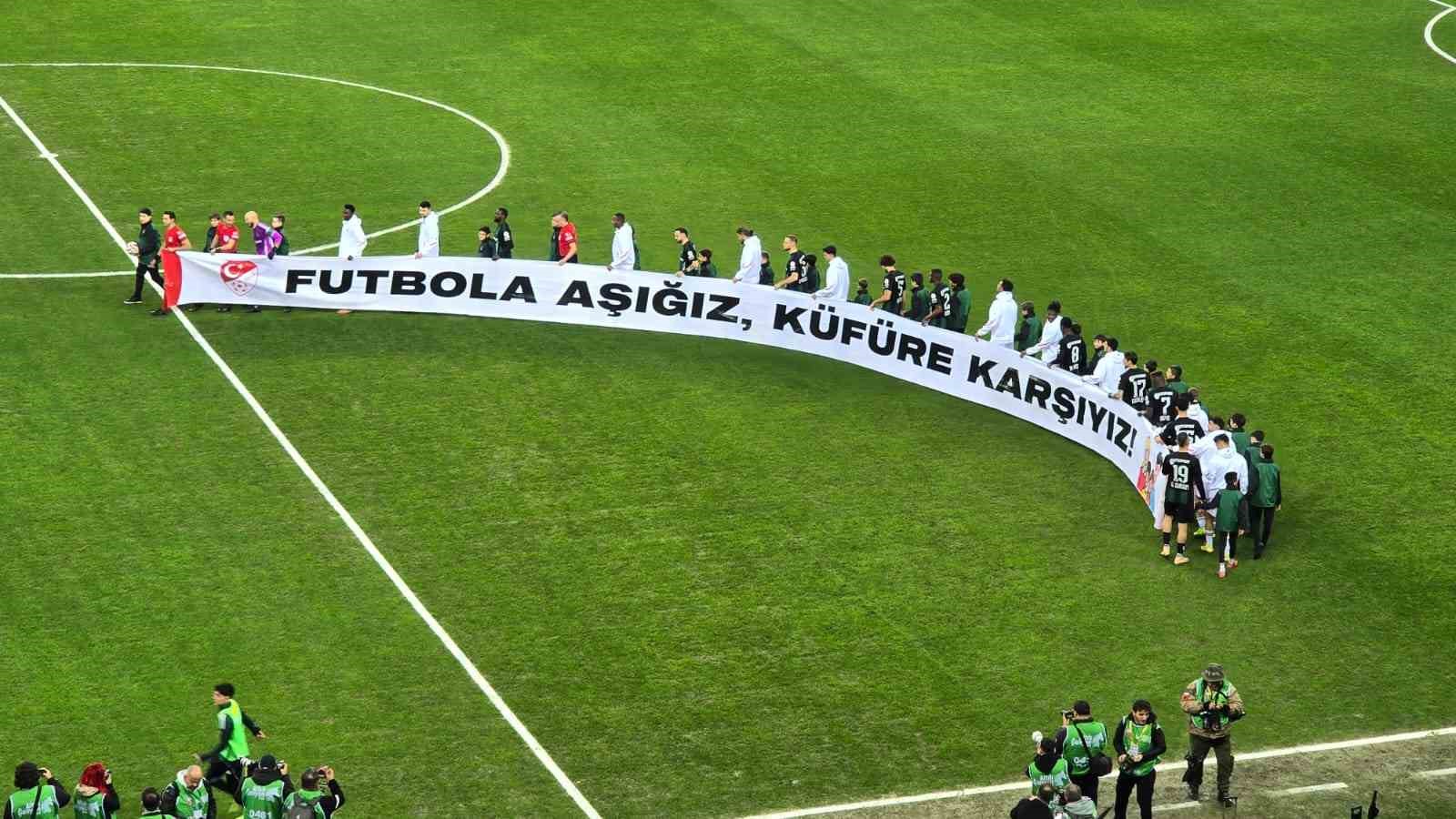 kocaelispor ve besiktas kupa macina kufure karsiyiz pankartiyla cikti 1 OWpCuKjG