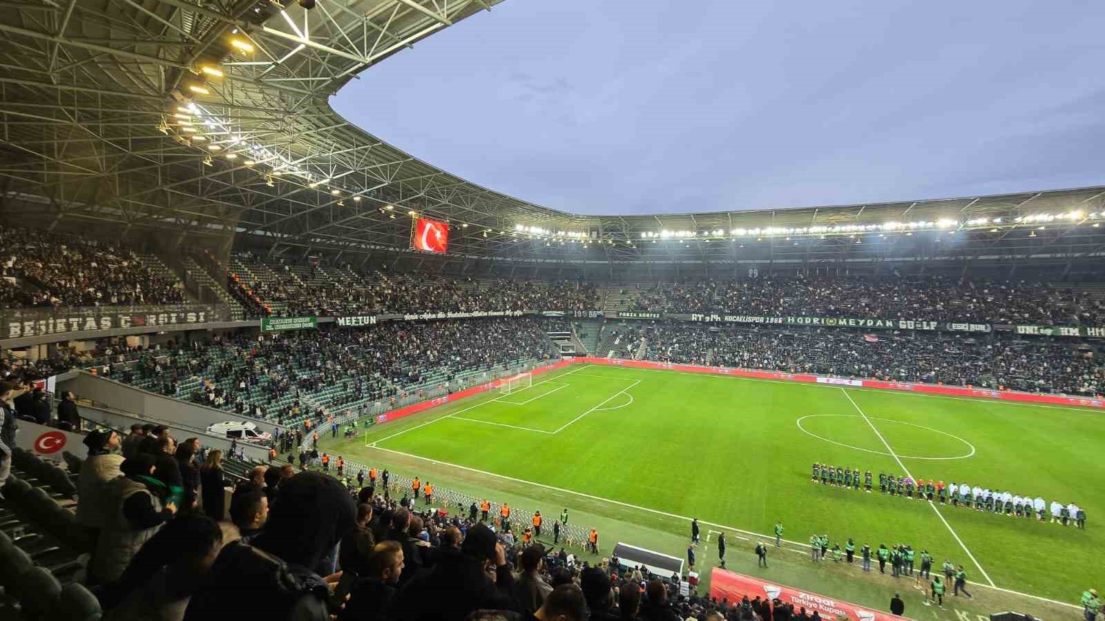 Kocaelispor ve Beşiktaş kupa maçına ‘Küfüre karşıyız’ pankartıyla çıktı 7 kocaelispor ve besiktas kupa macina kufure karsiyiz pankartiyla cikti 3 gvjiR7Sd
