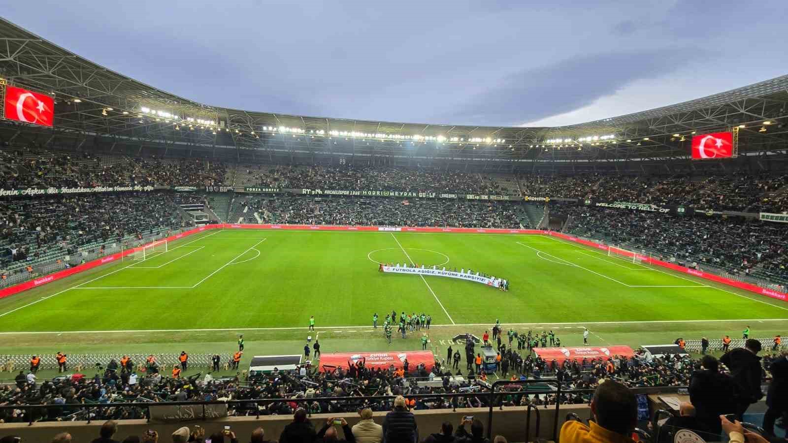 Kocaelispor ve Beşiktaş kupa maçına ‘Küfüre karşıyız’ pankartıyla çıktı 8 kocaelispor ve besiktas kupa macina kufure karsiyiz pankartiyla cikti 4