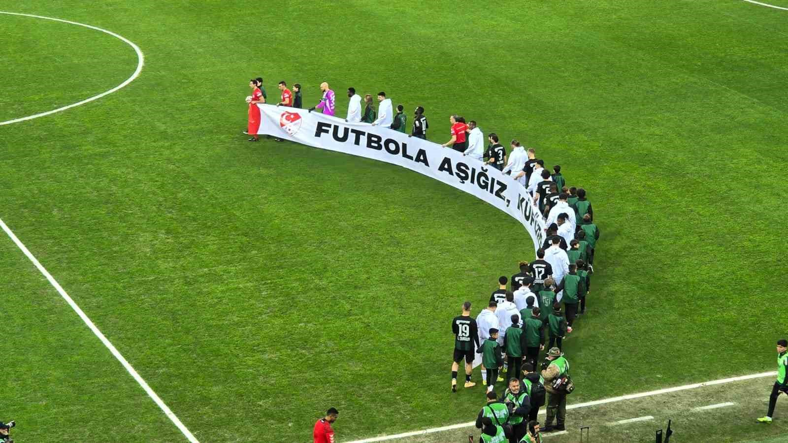 kocaelispor ve besiktas kupa macina kufure karsiyiz pankartiyla cikti 5 N1wSTThZ