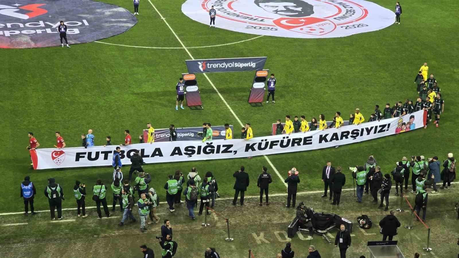 Kocaelispor ve Fenerbahçe sahaya ‘küfüre karşıyız’ pankartıyla çıktı 4 kocaelispor ve fenerbahce sahaya kufure karsiyiz pankartiyla cikti 0 Rnr1kFh4
