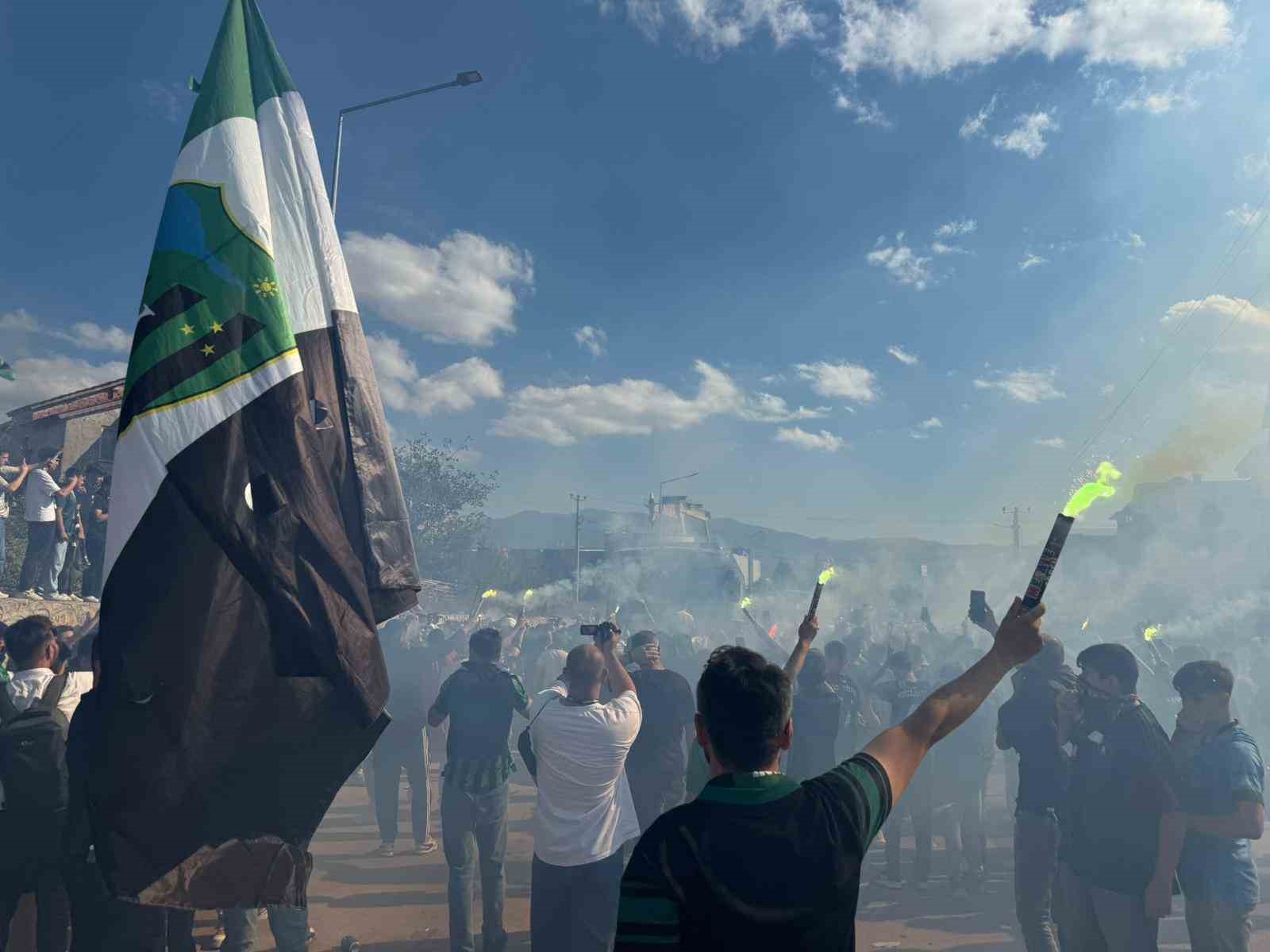 Kocaelispor’dan kombinelilere kazan-kazan çağrısı: "Gelmeyecekseniz bu maç biletinizi kulübe devredin" 4 kocaelispordan kombinelilere kazan kazan cagrisi gelmeyecekseniz bu mac biletinizi kulube devredin 0 lZBLL52I