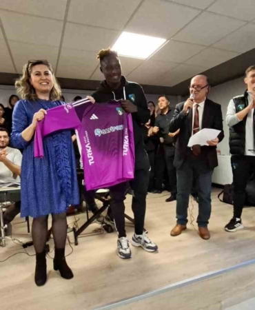 kocaelispordan-ogretmenler-gunu-surprizi-RkILiEC6.jpg