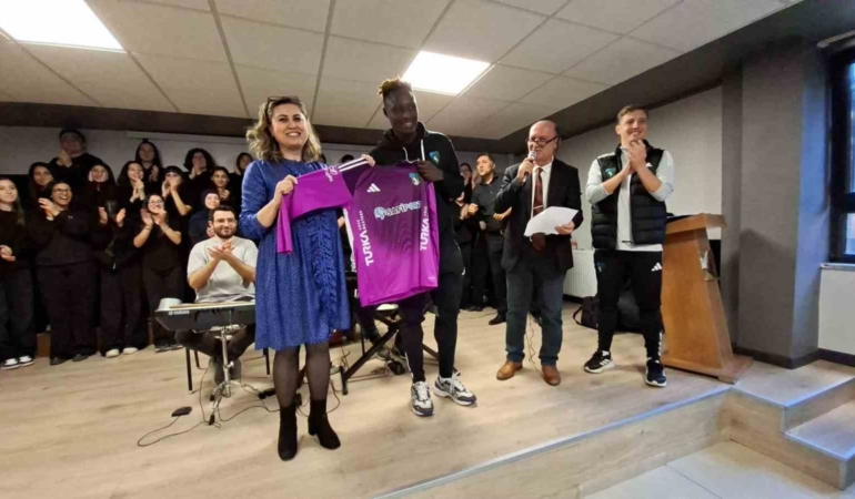 kocaelispordan-ogretmenler-gunu-surprizi-RkILiEC6.jpg