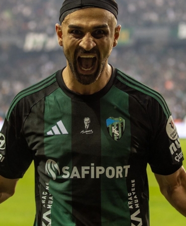 kocaelisporlu-taraftarlardan-serdar-dursuna-derbi-tepkisi-YrHm7iOf.jpg