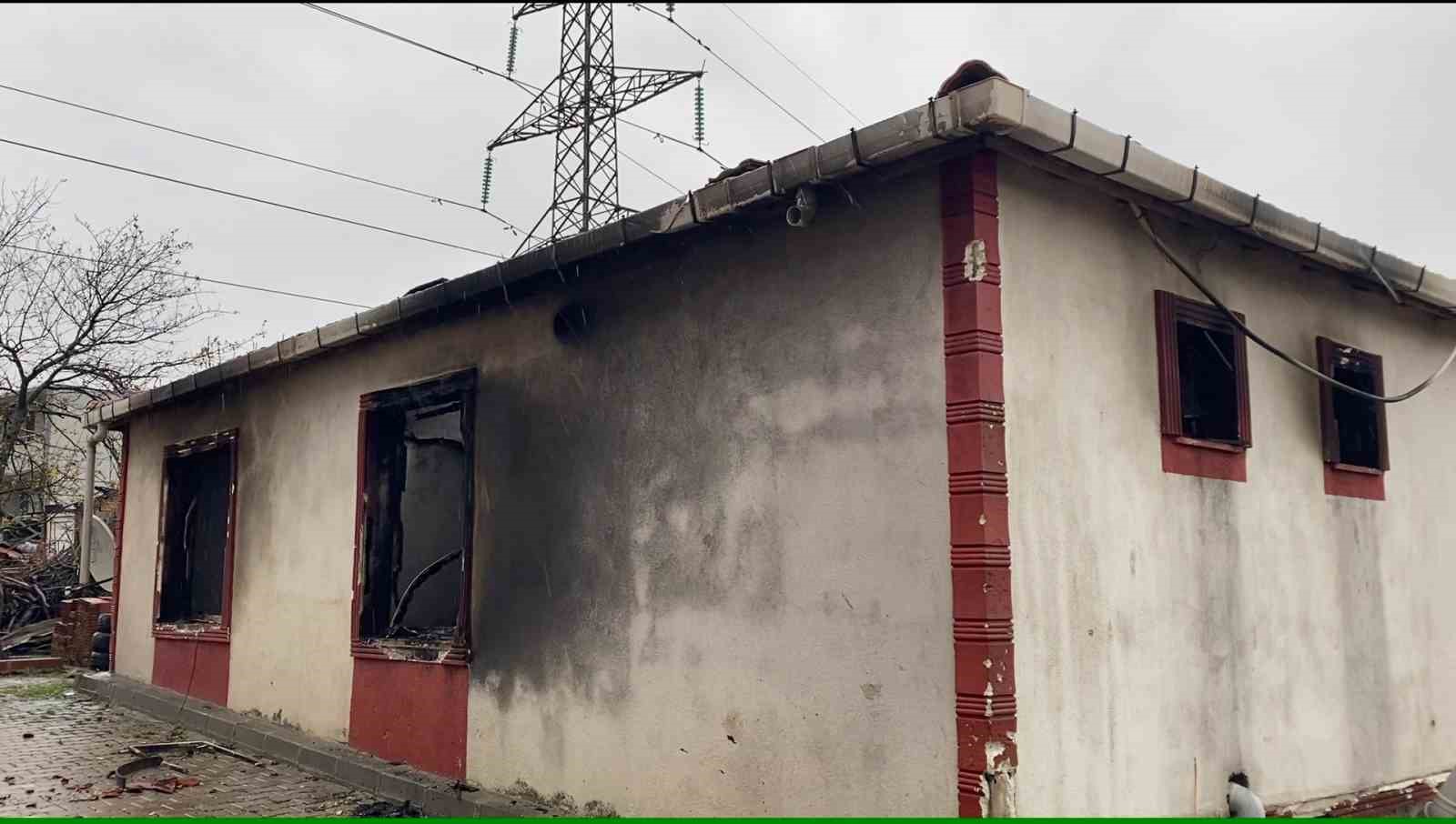 Kocaeli’yi fırtına vurdu: Evlerin çatıları uçtu, vatandaş tenteyle birlikte savruldu 5 kocaeliyi firtina vurdu evlerin catilari uctu vatandas tenteyle birlikte savruldu 1 IDzNU4t3