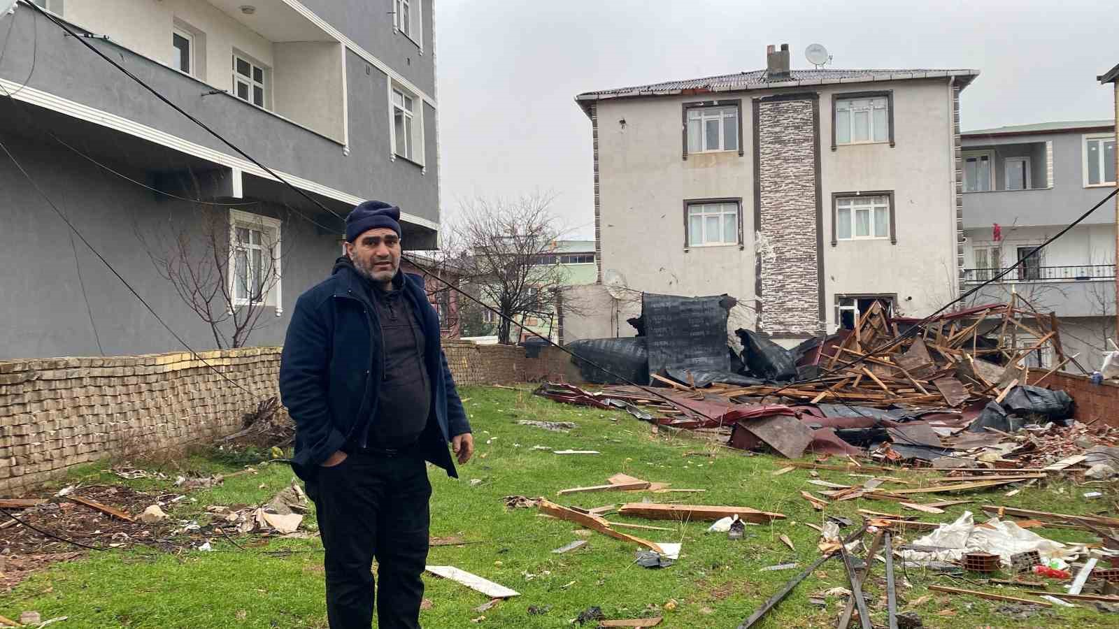 Kocaeli’yi fırtına vurdu: Evlerin çatıları uçtu, vatandaş tenteyle birlikte savruldu 6 kocaeliyi firtina vurdu evlerin catilari uctu vatandas tenteyle birlikte savruldu 2 m1ihHs7K