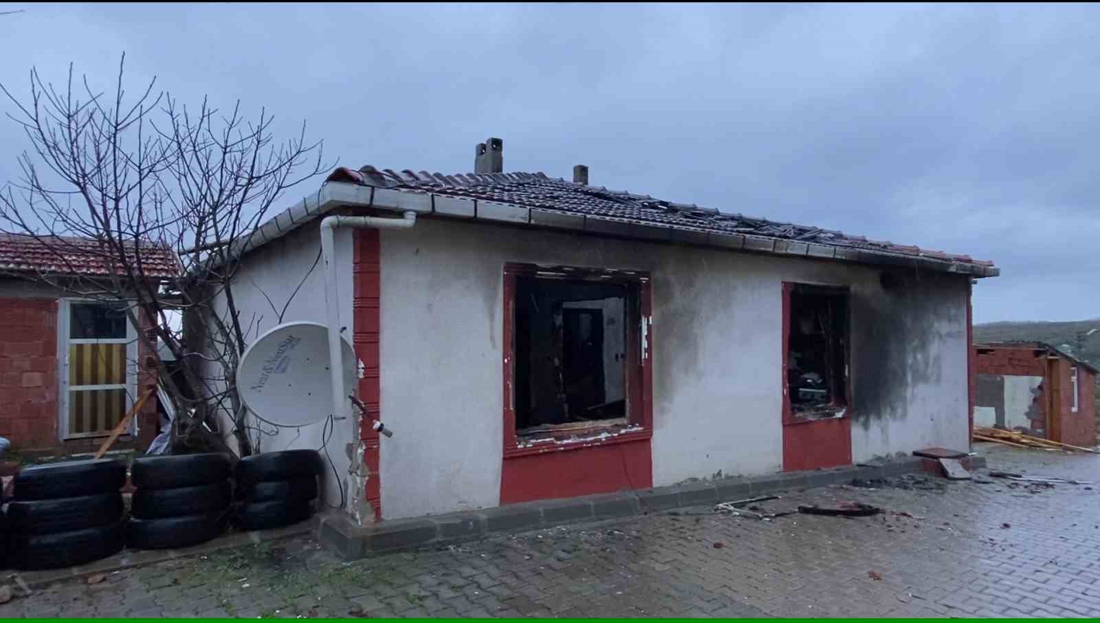 Kocaeli’yi fırtına vurdu: Evlerin çatıları uçtu, vatandaş tenteyle birlikte savruldu 7 kocaeliyi firtina vurdu evlerin catilari uctu vatandas tenteyle birlikte savruldu 3 4qTEOrUy