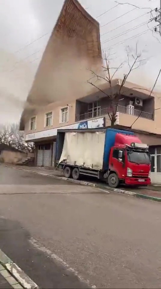 Kocaeli’yi fırtına vurdu: Evlerin çatıları uçtu, vatandaş tenteyle birlikte savruldu 8 kocaeliyi firtina vurdu evlerin catilari uctu vatandas tenteyle birlikte savruldu 4 f4uIvhsq