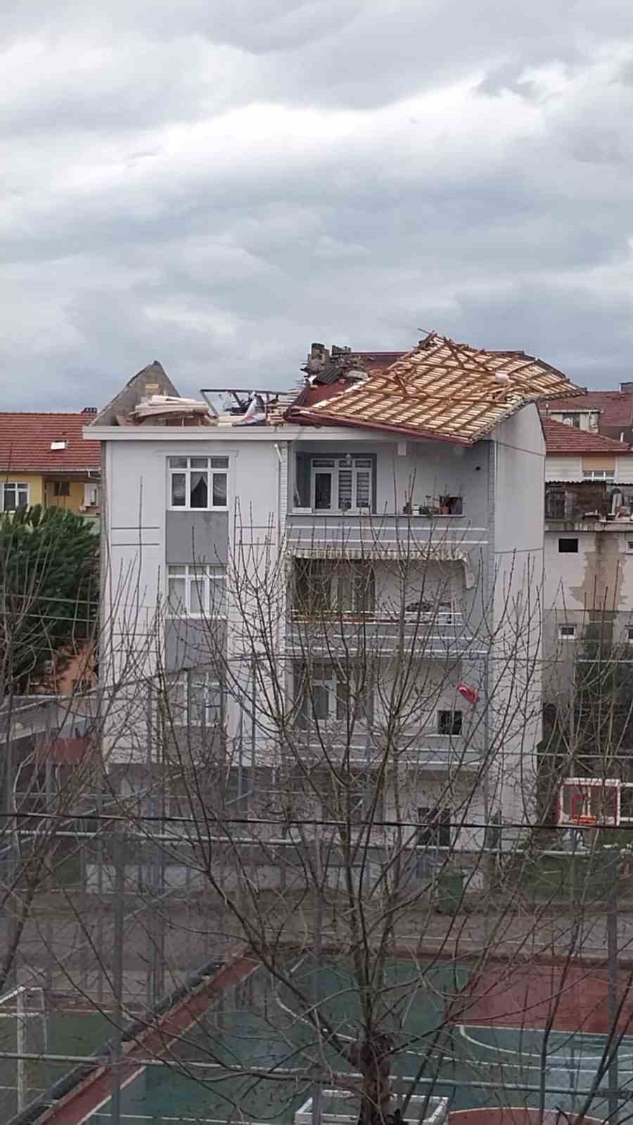 Kocaeli’yi fırtına vurdu: Evlerin çatıları uçtu, vatandaş tenteyle birlikte savruldu 10 kocaeliyi firtina vurdu evlerin catilari uctu vatandas tenteyle birlikte savruldu 6 s4sV5VZy