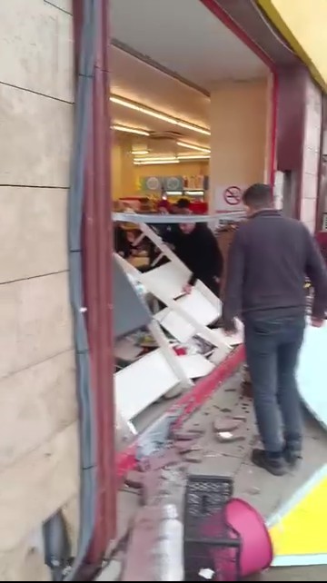 Kocaeli’yi fırtına vurdu: Evlerin çatıları uçtu, vatandaş tenteyle birlikte savruldu 12 kocaeliyi firtina vurdu evlerin catilari uctu vatandas tenteyle birlikte savruldu 8 y7BncgL2