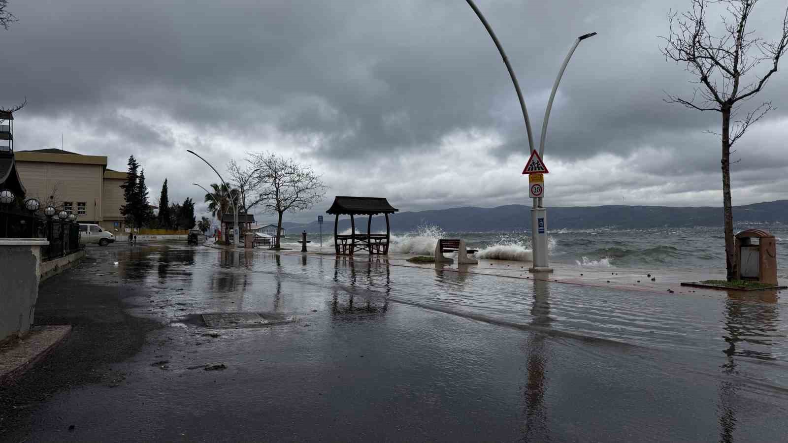 kocaeliyi lodos vurdu yollar gole dondu 11 5iVrQ8S8