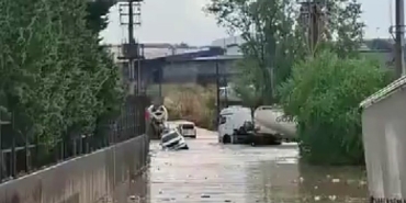 kocaeliyi-saganak-vurdu-araclar-mahsur-kaldi-Lj12q3eE.jpg