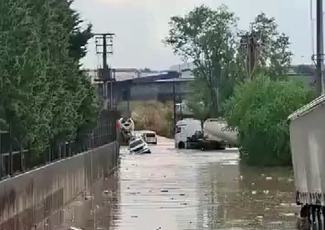 kocaeliyi-saganak-vurdu-araclar-mahsur-kaldi-Lj12q3eE.jpg