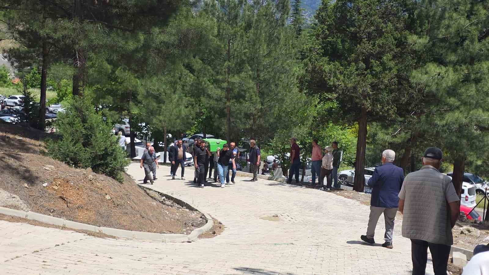 kocasinin oldurdugu aslihan ogretmen ve babasi topraga verildi 3 eefPkAGi